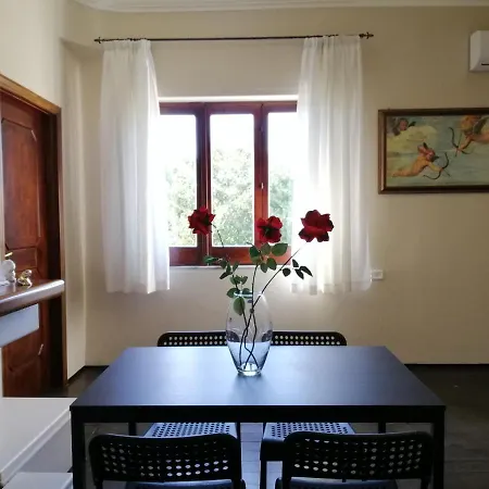Agora Di לינה וארוחת בוקר